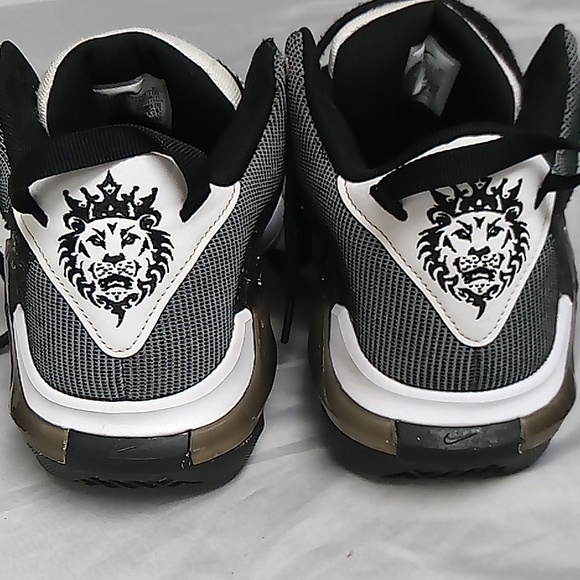 Lebron's..Witness VII..Black  & White..Sz 10 - Picture 3 of 5
